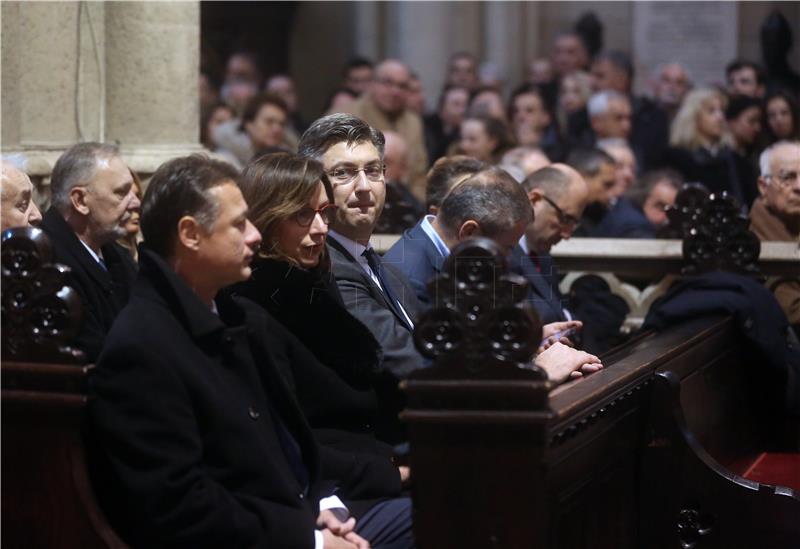 Plenković: Nadam se da će svi uz Božić naći mir i solidarnost u društvu