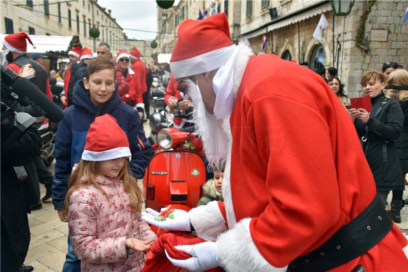 Dubrovački Moto Mrazovi u humanitarnoj akciji na Stradunu