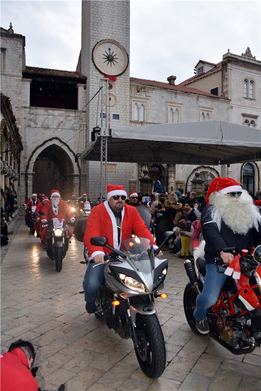 Dubrovački Moto Mrazovi u humanitarnoj akciji na Stradunu