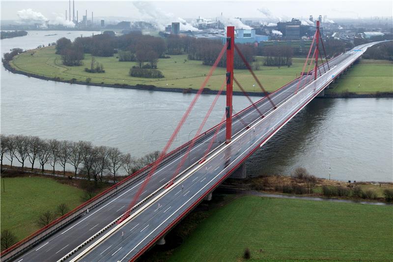 Putnički brod na rijeci Rajni udario o stup viadukta, 27 ozlijeđenih  