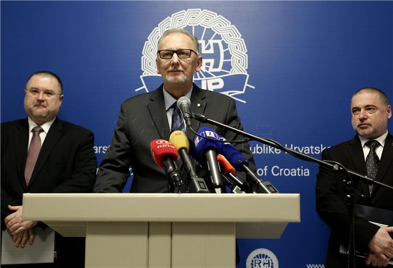 Croatian minister says police to respond to any breach  of border line