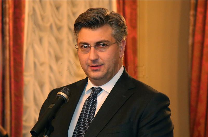 Premijer Plenković u novogodišnjoj čestitki: U 2018. čeka nas provedba strukturnih reformi 