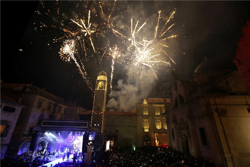 Dubrovčani i gosti Novu 2018. dočekali na prepunom Stradunu