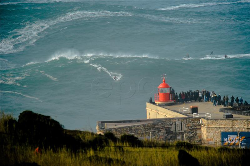 PORTUGAL SURFING NAZARE