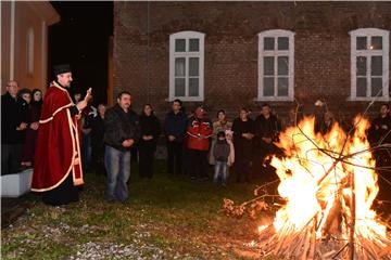 Vinkovci: Vjernici pravoslavne vjeroispovjesti paljenjem badnjaka proslavili Badnju večer