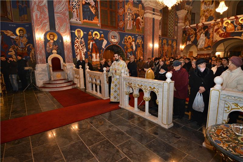  Karlovac: Pravoslavni vjernici na Badnjak se okupili na liturgiji u crkvi sv. Nikole