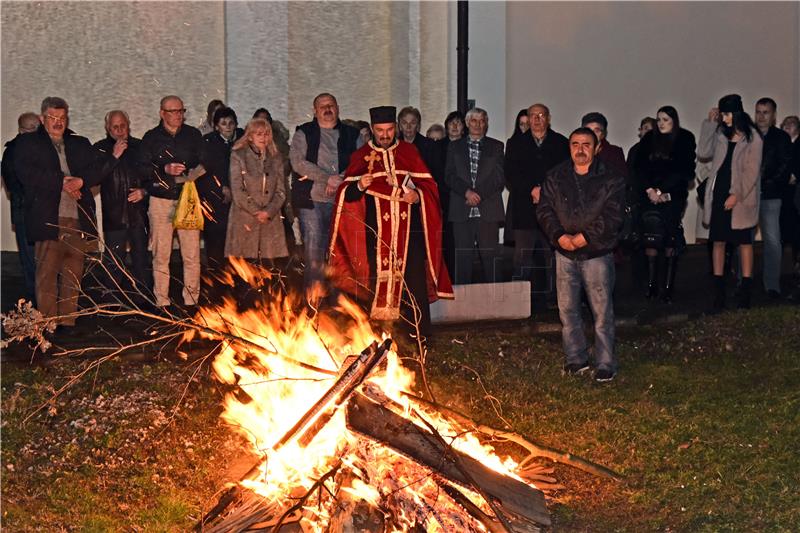 Vinkovci: Vjernici pravoslavne vjeroispovjesti paljenjem badnjaka proslavili Badnju večer