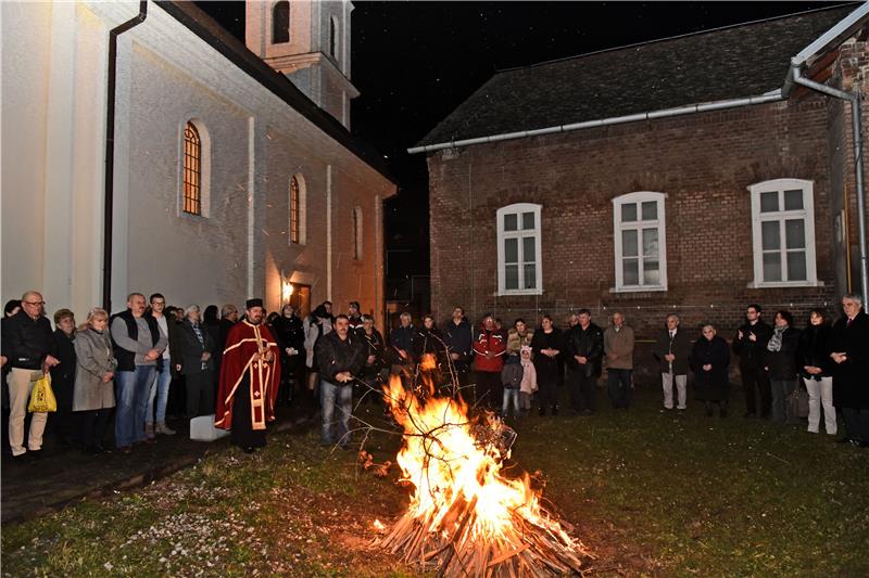 Vinkovci: Vjernici pravoslavne vjeroispovjesti paljenjem badnjaka proslavili Badnju večer