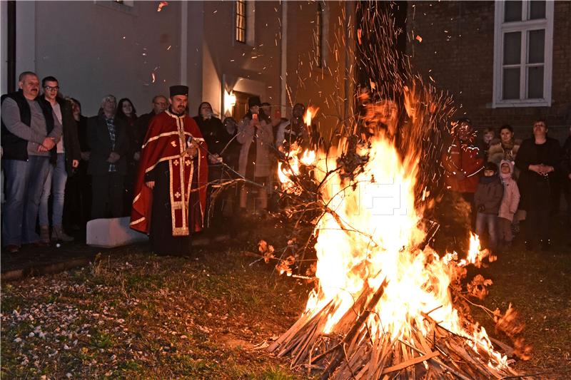 Vinkovci: Vjernici pravoslavne vjeroispovjesti paljenjem badnjaka proslavili Badnju večer