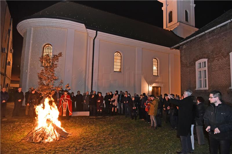 Vinkovci: Vjernici pravoslavne vjeroispovjesti paljenjem badnjaka proslavili Badnju večer