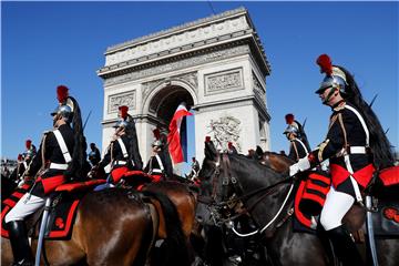 Macron poklonio Xiju konja