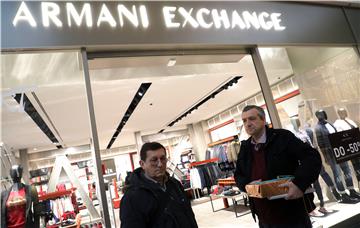 Unionist submits signatures to Armani as part of Clean Clothes Campaign 