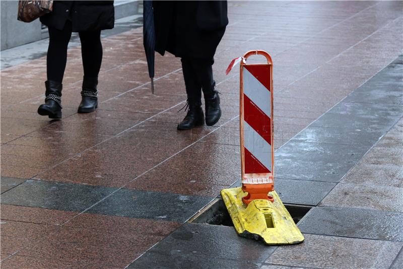 Nestali poklopci šahtova u Preradovićevoj ulici u Zagrebu