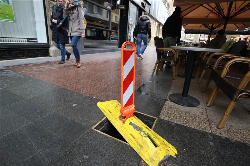 Nestali poklopci šahtova u Preradovićevoj ulici u Zagrebu