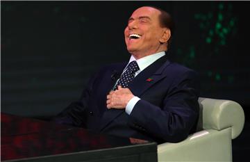 Berlusconi kaže da je "prirodno da su žene zadovoljne kada im udvaraju" 