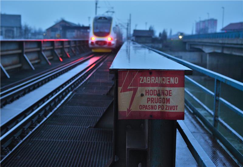 U naletu vlaka u Karlovcu smrtno stradao muškarac