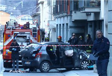 LA: 'Leteći' automobil završio u stomatološkoj ordinaciji na drugom katu 