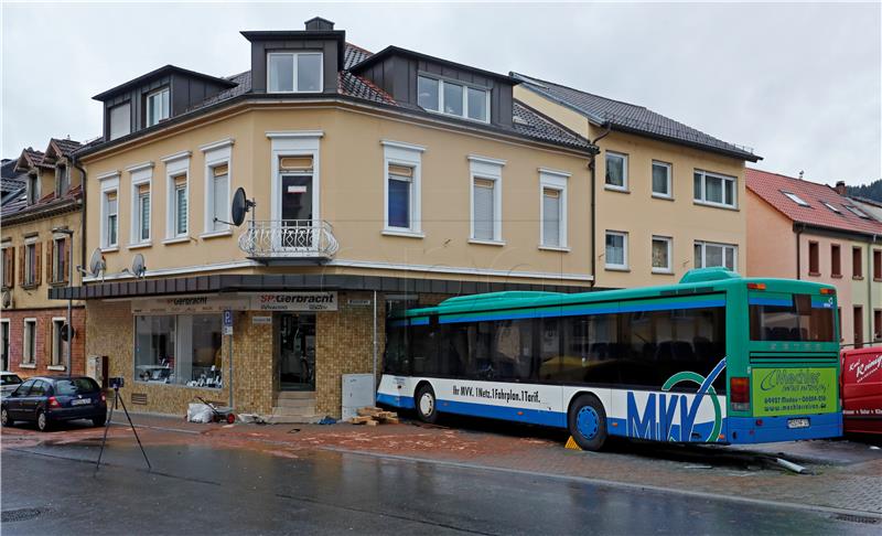 Njemačka: 47 ozlijeđenih u udaru školskog autobusa u zgradu