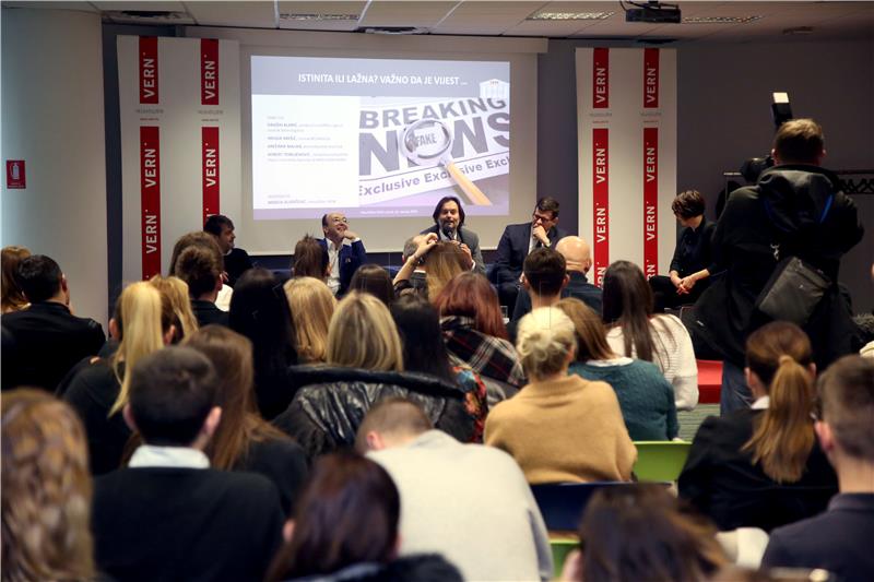 Panel na VERN-u: Povratak novinarskim standardima jedini alat protiv "fake news"