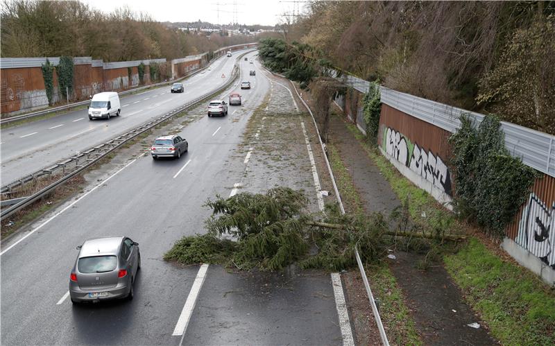 Troje mrtvih u oluji u Nizozemskoj, orkan pogodio i Njemačku