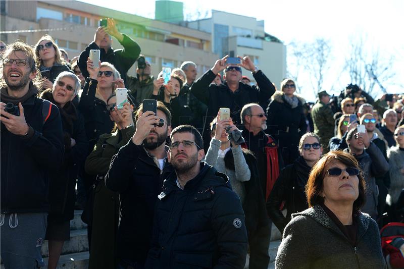  Spuštanjem 25-metarske hrvatske zastave sa zvonika katedrale sv. Stošije nastavljeno svečano obilježavanje 25. obljetnice operacije Maslenica '93. 