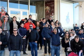  Spuštanjem 25-metarske hrvatske zastave sa zvonika katedrale sv. Stošije nastavljeno svečano obilježavanje 25. obljetnice operacije Maslenica '93. 