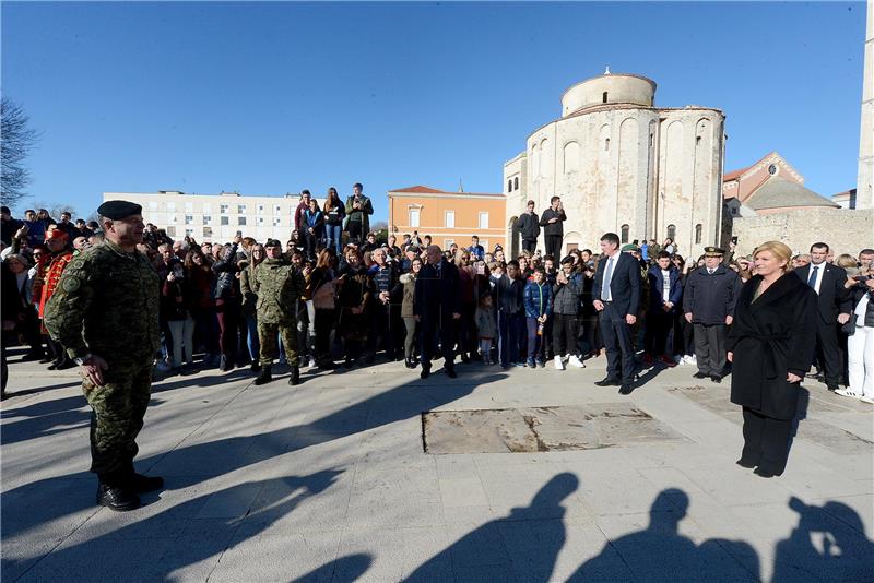 Predsjednica Grabar-Kitarović na obljetnici VRO Maslenica obišla postrojbe s ratnim zastavama