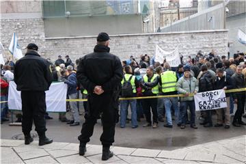 Stotine prosvjednika pred federalnim parlamentom protiv mirovinskog zakona u BiH