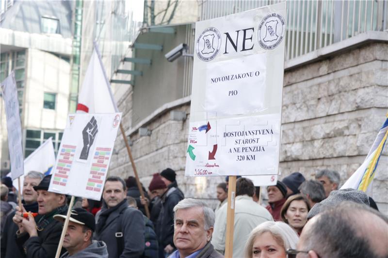 Stotine prosvjednika pred federalnim parlamentom protiv mirovinskog zakona u BiH