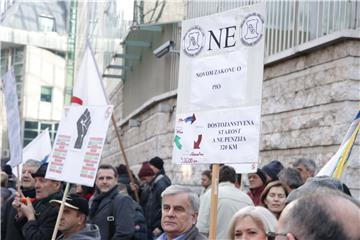 Stotine prosvjednika pred federalnim parlamentom protiv mirovinskog zakona u BiH