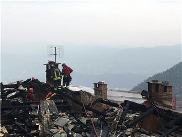 U požaru oštećen benediktinski samostan iz Eccova "Imena ruže" 