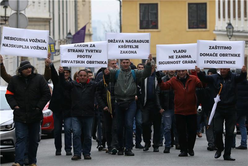 Autotaksisti zbog Ubera najavljuju kaznene prijave  