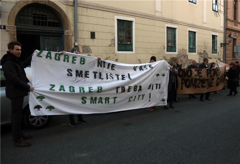 Prosvjedni performans Zelene akcije i udruge UZOR 