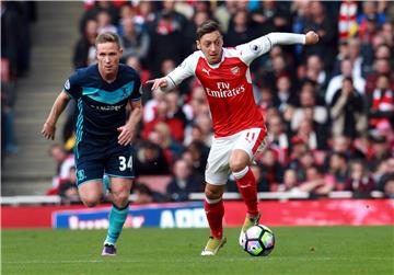 Mesut Özil produžio ugovor sa Arsenalom