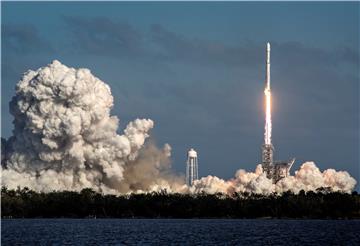 USA FALCON HEAVY ROCKET LAUNCH