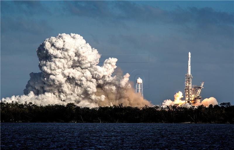 USA FALCON HEAVY ROCKET LAUNCH