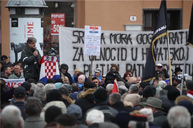 Na Jelačićevu trgu počeo prosvjed udovica i branitelja protiv Vučićeva posjeta