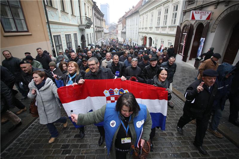 Prosvjednici sa Jelačićevog trga krenuli prema Kamenitim vratima