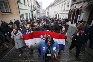 Prosvjednici sa Jelačićevog trga krenuli prema Kamenitim vratima