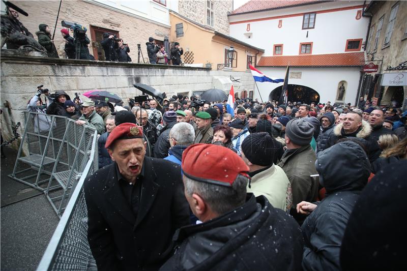 Prosvjednici sa Jelačićevog trga krenuli prema Kamenitim vratima