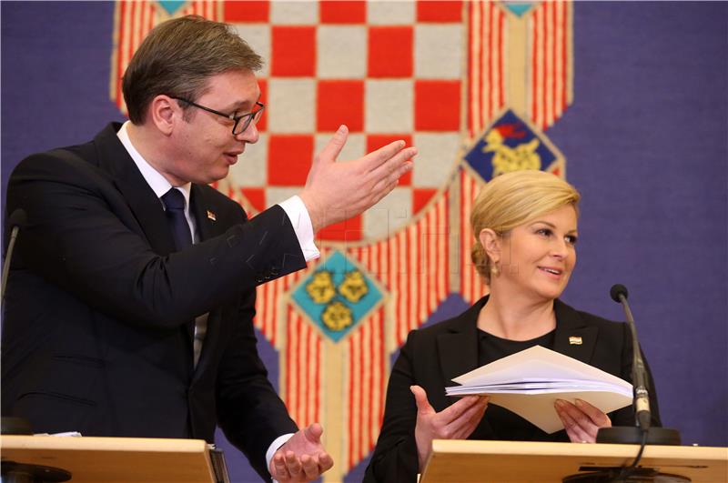 Vučić u Zagreb donio matične knjige iz Dvora na Uni