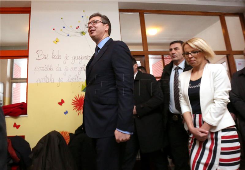 Aleksandar Vučić u Vrginmostu posjetio Osnovnu školu Gvozd