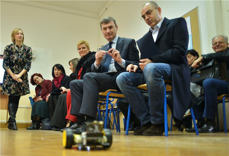 EU Commissioner, Croatian President visit elementary school in Zagreb