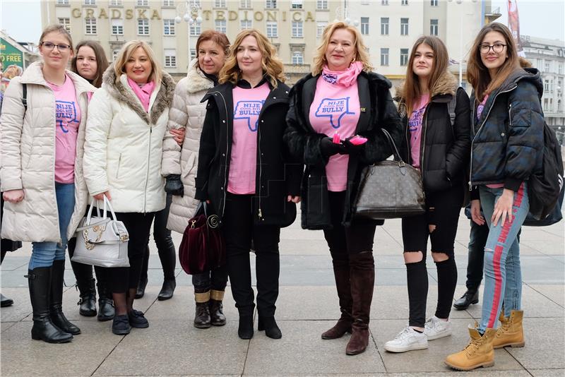 Zagreb: Šetnja u ružičastim majicama protiv vršnjačkog nasilja