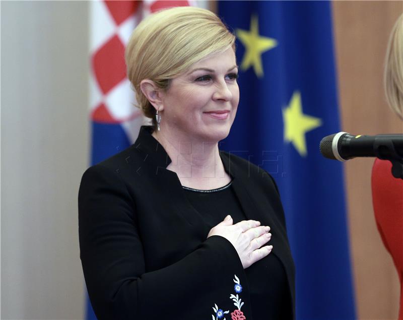 Grabar-Kitarović uručila Povelju Republike Hrvatske umjetničkom timu predstave 'Stilske vježbe'