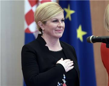 Grabar-Kitarović uručila Povelju Republike Hrvatske umjetničkom timu predstave 'Stilske vježbe'