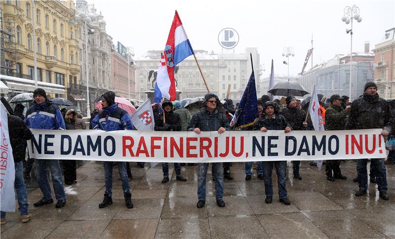 Radnici sisačke rafinerije s Trga bana Jelačića krenuli na prosvjed na Markov trg