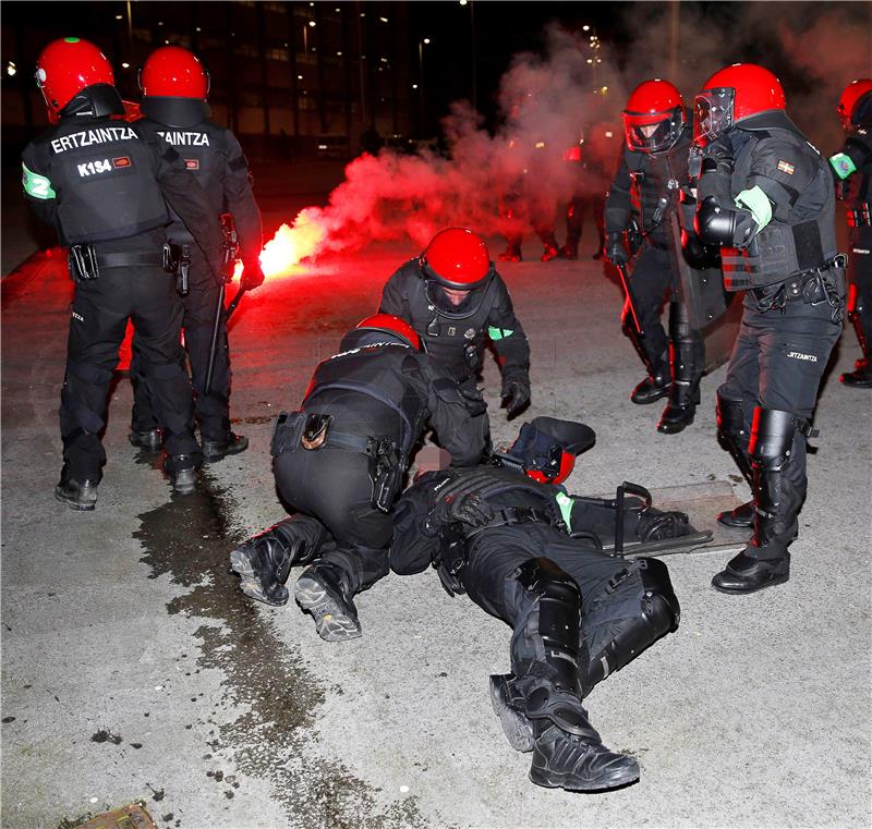 U navijačkim neredima preminuo policajac