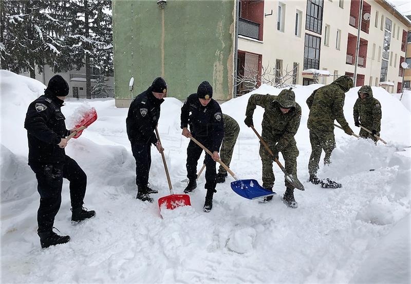 Vojska čisti snijeg na području Delnica, Gračaca, Petrinje, Gospića i Donjeg Lapca