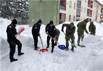 Vojska čisti snijeg na području Delnica, Gračaca, Petrinje, Gospića i Donjeg Lapca